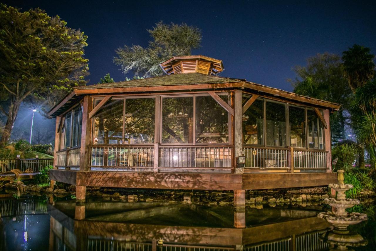 Parque Hotel Jean Clevers Пунта-дель-Есте Екстер'єр фото The gazebo at the center of the pond
